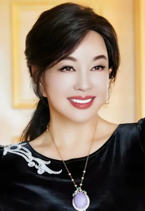 前后仅隔11天，75岁刘晓庆再次迎来好消息，终究她还是跨出这步