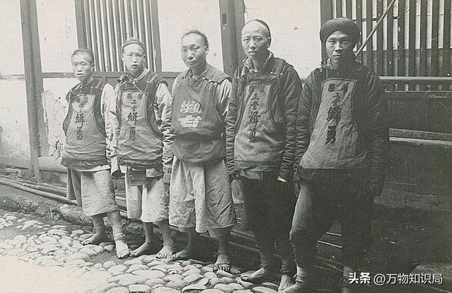 老照片：晚清时期，一名被浸猪笼的女子，躺在地上，民众冷漠围观