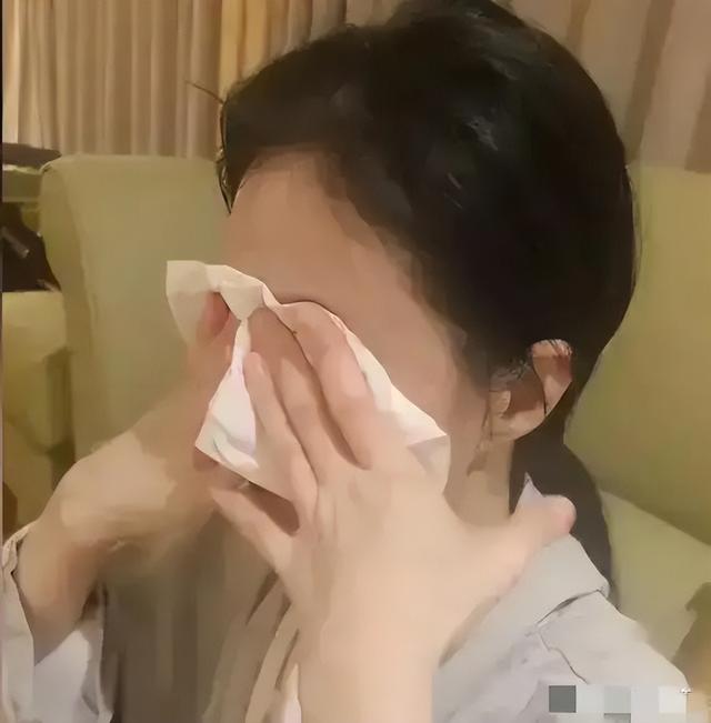 走了大S老路?42岁蒋欣减肥崩溃落泪,给女明星们狠狠上了一课