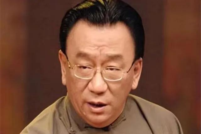 杨少华头七刚过，67岁冯巩两个操作，保住了他最后的体面