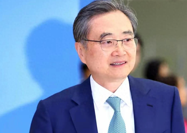 李在明拒绝出席我国9.3大阅兵，果然不敢得罪美国，中国外长挂断电话，送了韩国一句意味深长的话