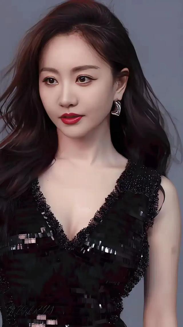 杨蓉这胸是真的吗？跟两个足球一样了	，真的非常好看了