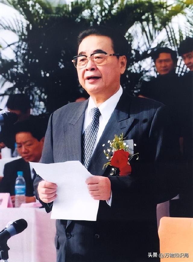 李鹏总理年轻时有多帅？1959年在吉林的留影	，他31岁，英俊潇洒