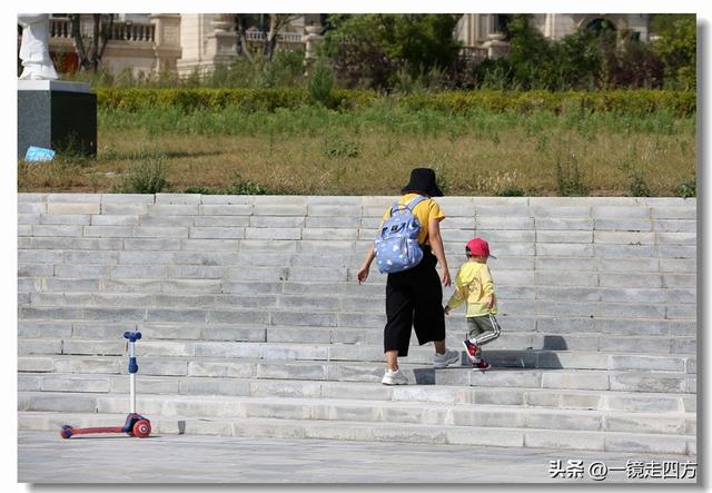 在大连陵水湾打造出的“海纳百川”国际雕塑景观带