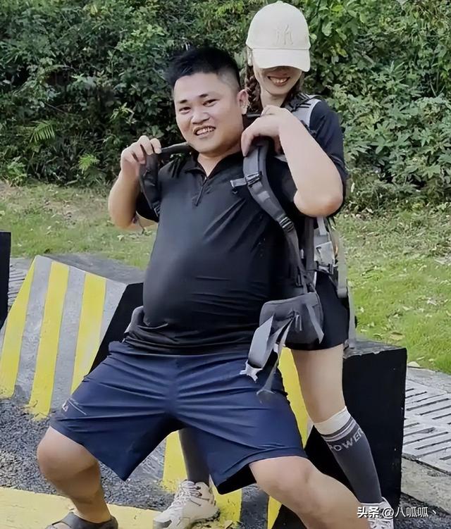 广东女子登山脚崴，被陌生小伙背40分钟下山，恶心的一幕出现了