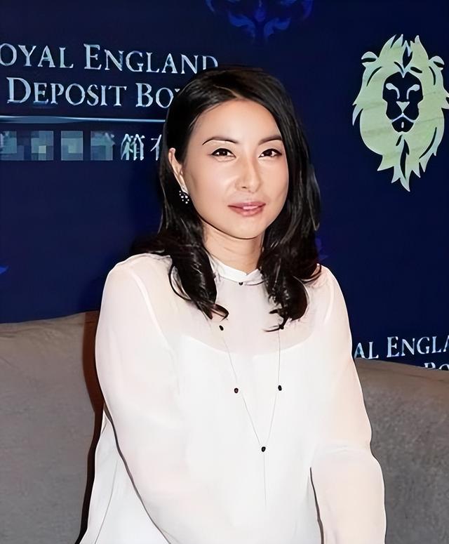 霍启刚高调官宣喜讯仨月，郭晶晶再破天花板	，让整个贵妇圈沉默了