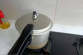 高压锅即将退出历史舞台，现在都流行这种万能锅，好用又便宜！图片