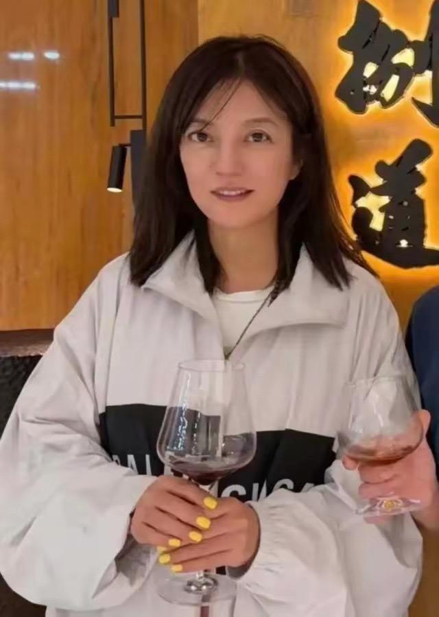 赵薇低调回安徽老家，戴口罩帽子墨镜全副武装，打扮土气像村里人