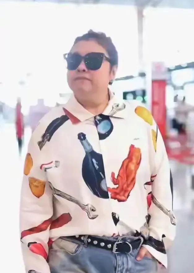 55岁韩红瘦后似换个人,穿花衬衫不丑,意外时髦年轻,气质拉风