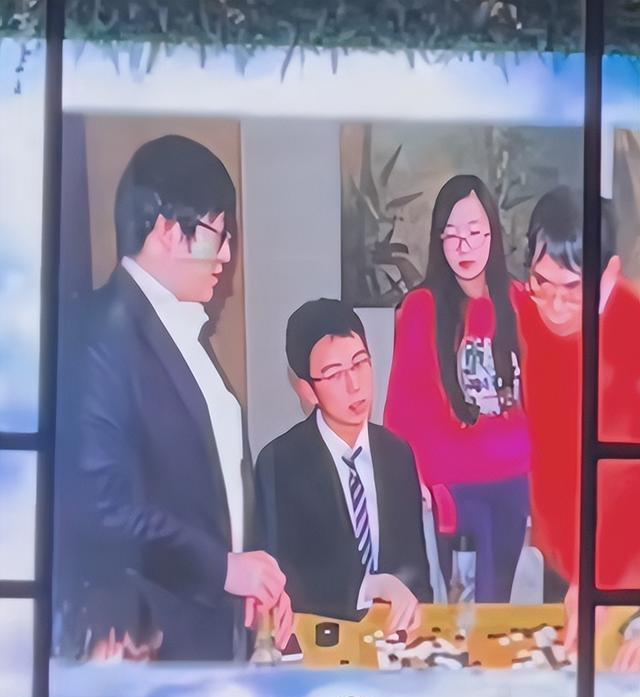 聂卫平告别仪式：大儿子手捧遗像，3个子女都到齐，众人含泪悼念