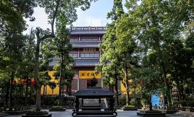 没想到，少林寺的瓜还没吃完，灵隐寺竟然也登上热搜，方丈也被扒