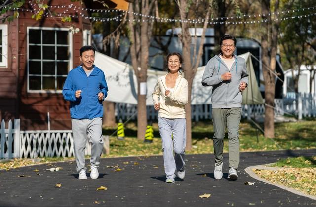 千万别忍膝盖疼！88岁大妈坚持20年的秘诀，3招让膝盖灵活如初！