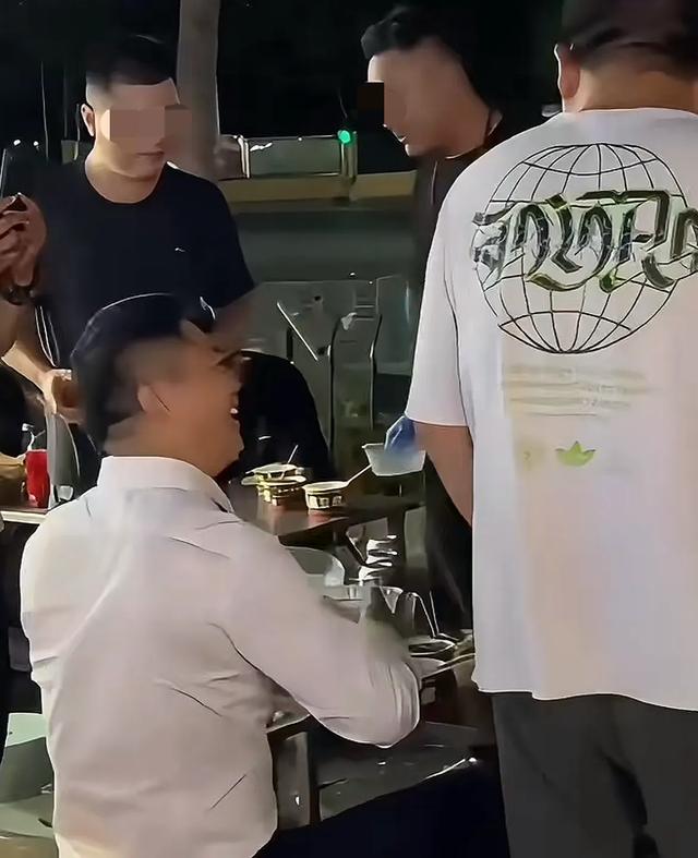 刘强东回老家行程拉满！路边摊与乡亲们举杯，苏超现场开心的跳舞