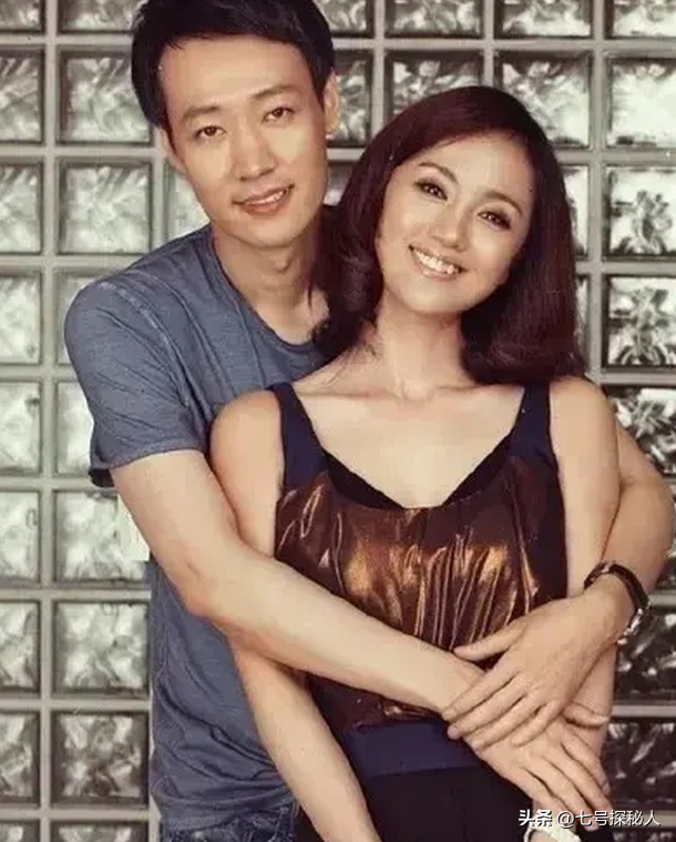 距春节不到2月，52岁辛柏青高调传出喜讯，朱媛媛终于可以放心了