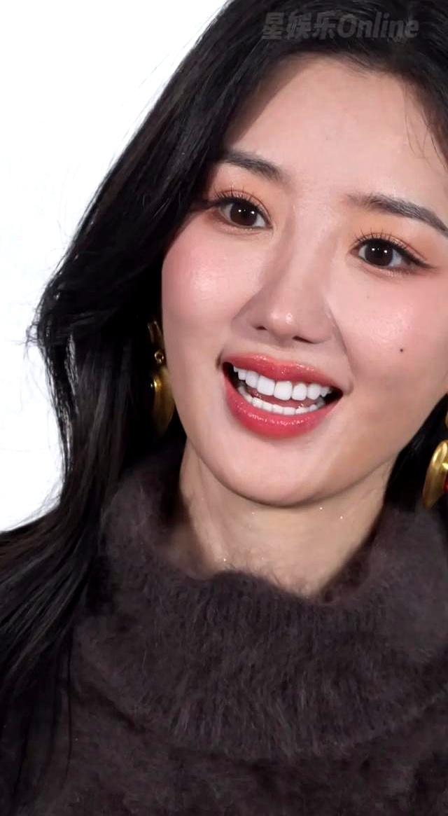 毛晓彤长相也属于甜美的乖乖女，长辈很喜欢的