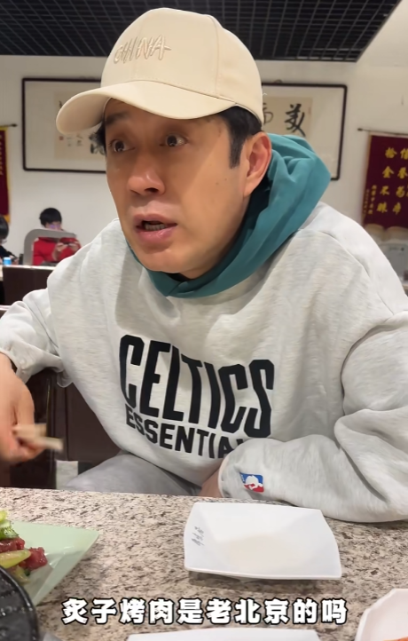 53岁刘钧现状：住北京郊区别墅，一直未婚与小猫作伴，自己做饭吃