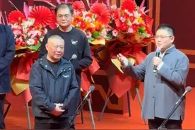 郭德纲技高一筹，纪念金文声专场，遗孀现身，不敢怠慢马六甲图片