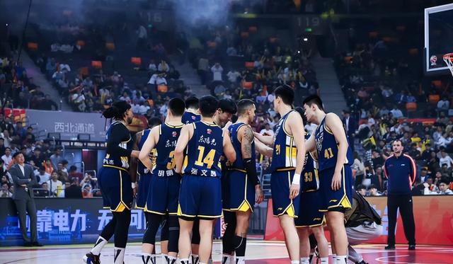 广东主场再迎硬仗！五连胜背后伤兵满营，杜锋一边冲榜一边练兵