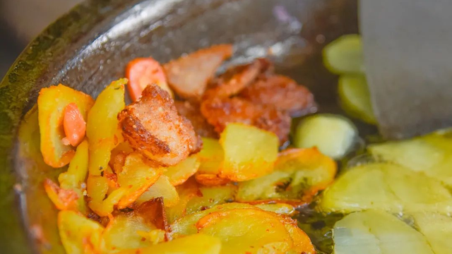 跟着赛事游遵义 │ 红花岗小巷里的宝藏小店，承包你的烟火胃！