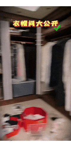 一顿饭11个菜，客厅大得能打球，哭穷的闫学晶害惨“啃老”的儿子