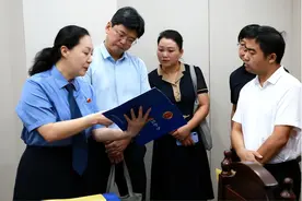 代表委员履职故事丨栾俊：深入基层 推动创新型产业工人队伍建设图片