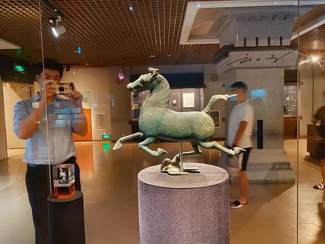 实拍甘肃省博物馆“镇馆之宝”，好多游客却直呼：怎么这么小？