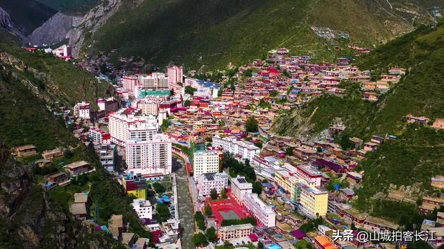 四川偏远的“一线”小城，房子挂在悬崖边，看着就令人心生畏惧！