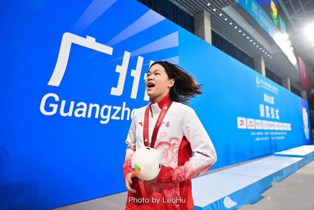全红婵复出首秀夺冠，退出单人赛原因曝光，两处细节惹人落泪