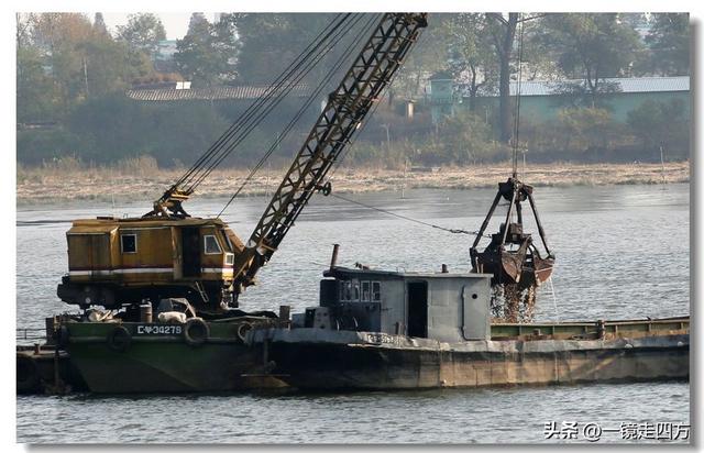 漫步丹东鸭绿江畔，可以隔江望见对岸的朝鲜