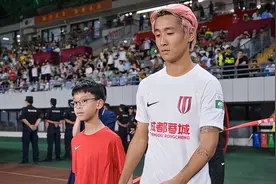 韦世豪个人秀力挽狂澜，球迷：以后别说穿泰山球衣，穿比基尼都行图片