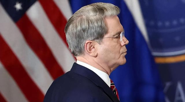 25年来首次，拿到稀土磁铁后，美财长宣布：摆脱中方“卡脖子”