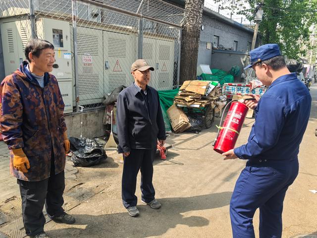 消防员手把手教学：居民学灭火、练逃生，掌握“保命技能”