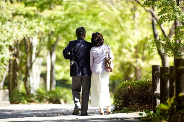 婚姻就像一场精心编排的双人舞，既要默契配合又要保持适当距离