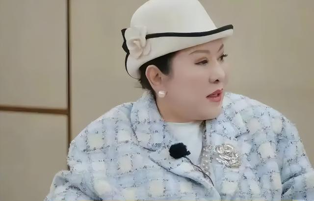 钱再多有什么用75岁刘晓庆摔断左臂,拒绝休养只因无儿无女
