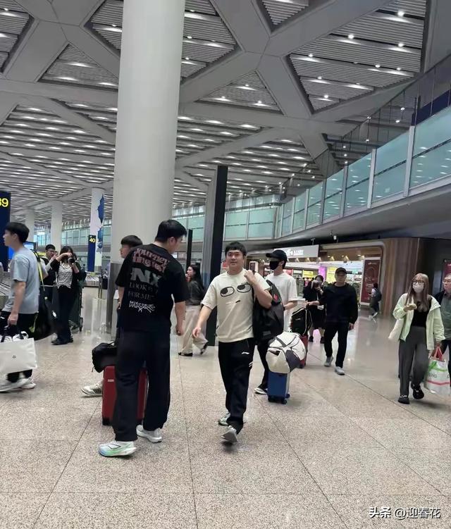 国乒回国抵达北京机场照，王曼昱被老奶奶包围，高远给小粉丝签名