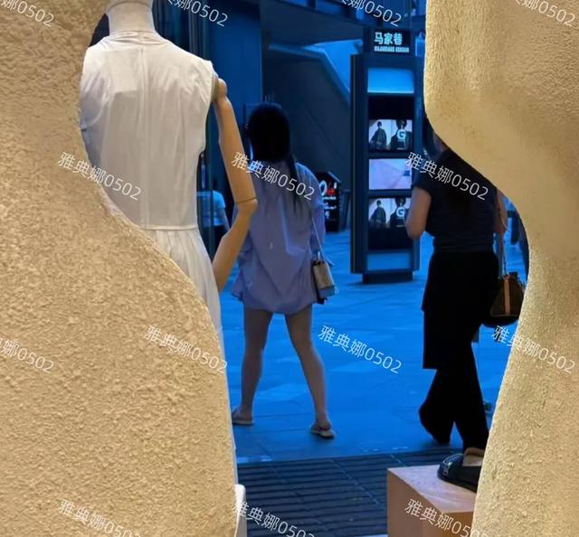 成都太古里偶遇刘亦菲逛街，素颜没网上夸的那么仙，有点儿萝卜腿