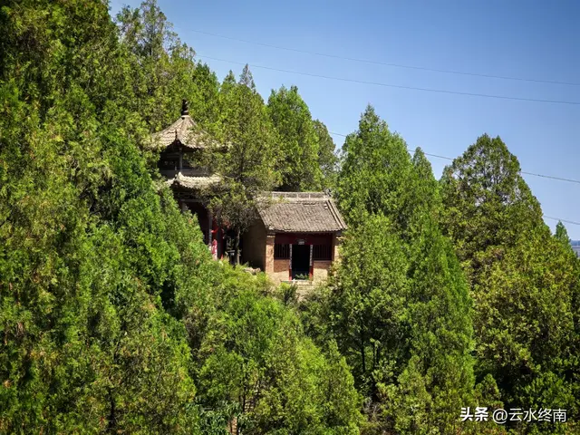 邱祖驻足的青崖洞“低头吸腹夹破头”：除了洞连洞还有“一线天”