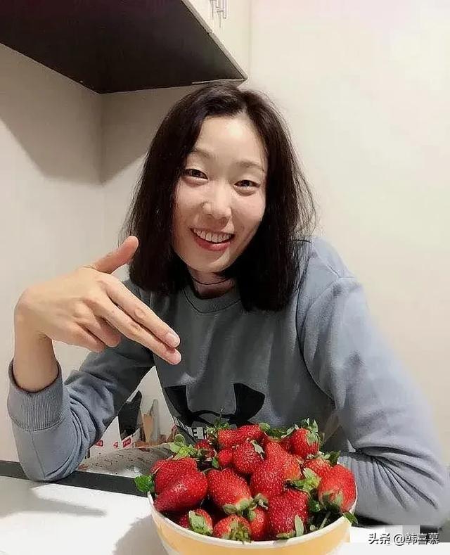 31岁朱婷回河南老家，豪车接送很低调，落选中国女排，她另有安排