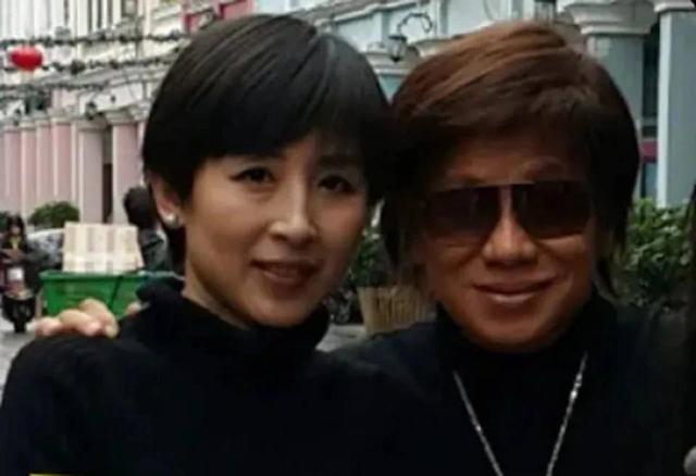 钱再多有什么用！梁小龙遗孀现状，给所有“老少恋”夫妻提了个醒