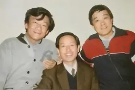 1983年，侯耀文、石富宽去天津，拜访相声前辈常宝霆的一张老照片图片