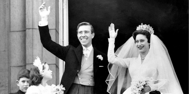 62年，英国女王亲妹妹赤身裸体坐在浴缸里，头戴王冠拍了一照片
