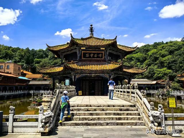 在昆明圆通寺，一堵朱墙隔开了两个世界