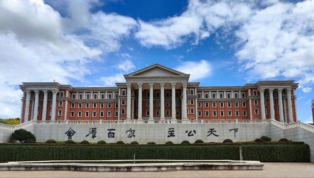 “不录取又何必羞辱我”！女孩被云南大学3字劝退，瞬间破防大哭