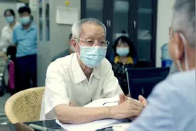 “再世华佗”李伯藩：义诊18年来分文不收，仅凭8味药救治无数人图片