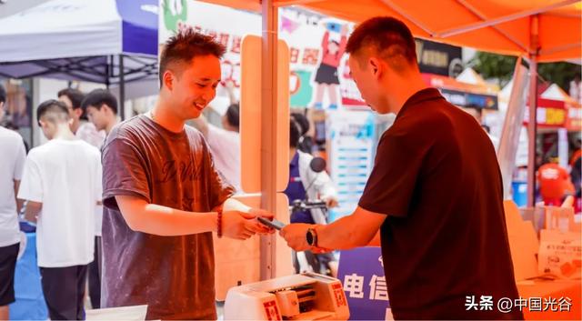 开学季光谷送上大礼包:大学新生免费坐空轨、优惠看武网,还有特色市集、美食福利、数码折扣……包开心的!