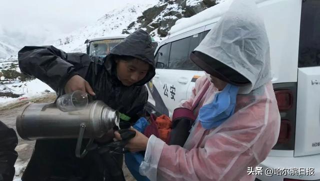 “上千人来珠峰逛公园”，在暴雪和雷电中度过惊魂一夜
