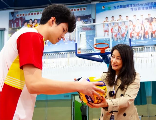 霍启刚高调官宣喜讯仨月，郭晶晶再破天花板，让整个贵妇圈沉默了