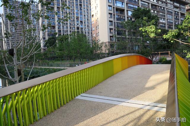 实拍江苏苏州昆山花桥梅浦河海绵城市公园，“会呼吸”的绿地