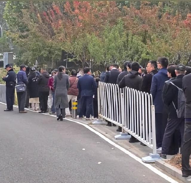 翁帆没想到，人情世故、江湖地位在杨振宁告别仪式上体现淋漓尽致