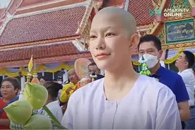 泰国女星Tina剃度修行 荧幕搭档Aom出行仪式！图片